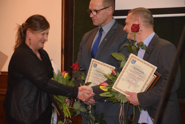 Zwycięzcy w kategorii "Działalność Społeczna" nagrody "Krotoszyński Dąb 2016" -- Monika Kwiatkowska i Artur Paterek --  gratulują sobie nawzajem