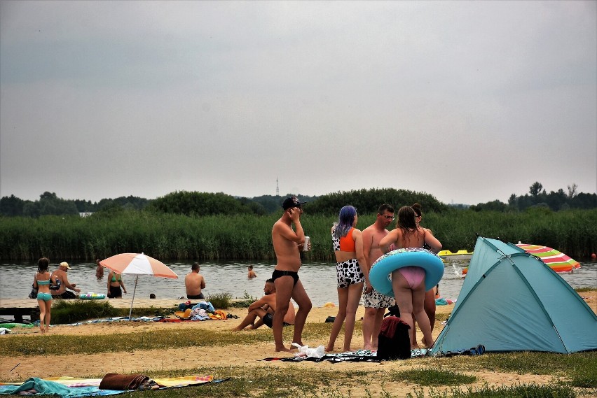 Mieszkańcy Chełma i okolic ochłodzenia szukali nad zalewem Żółtańce. Zobacz zdjęcia