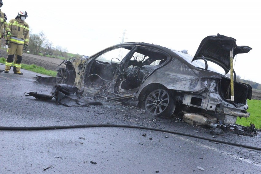 Samochód marki BMW doszczętnie spłonął na drodze