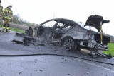 Samochód marki BMW doszczętnie spłonął na drodze [FOTO]