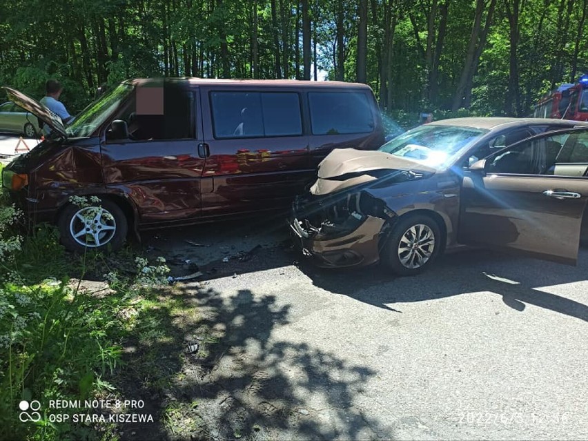 Wypadek na drodze wojewódzkiej nr 214 w Górze w gminie Stara Kiszewa. Dwie osoby trafiły do szpitala