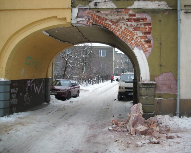 Zdjęcie archiwalne. Śmieciarka całymi laty mieściła się w bramie "na milimetry",  aż pewnego pięknego dnia... się nie zmieściła. :(
 Dopóty dzban wodę nosi dopóki mu się ucho nie urwie! "Szczęście" też miewa się do czasu ...