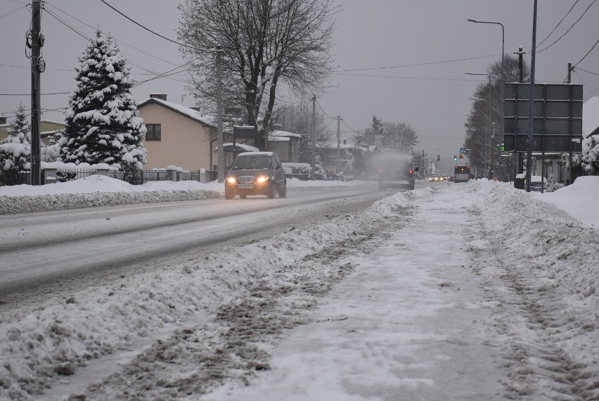 Intensywne opady śniegu powodują, że drogowcy nie nadążają z...