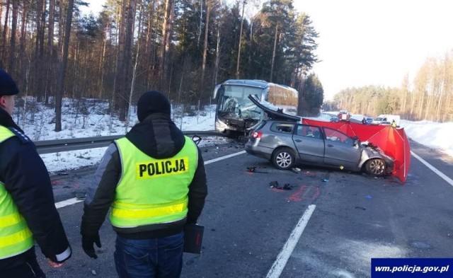 W środę 23.01.2019 r. na drodze krajowej nr 51 w miejscowości Kabikiejmy zderzyły się dwa samochody osobowe i autobus przewożący dzieci.