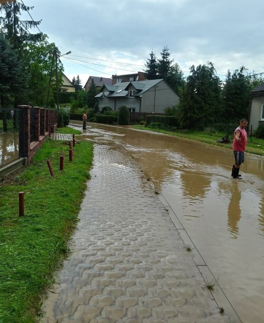 Ulewa w Zastowie. Podtopione podwórka, zalana droga powiatowa