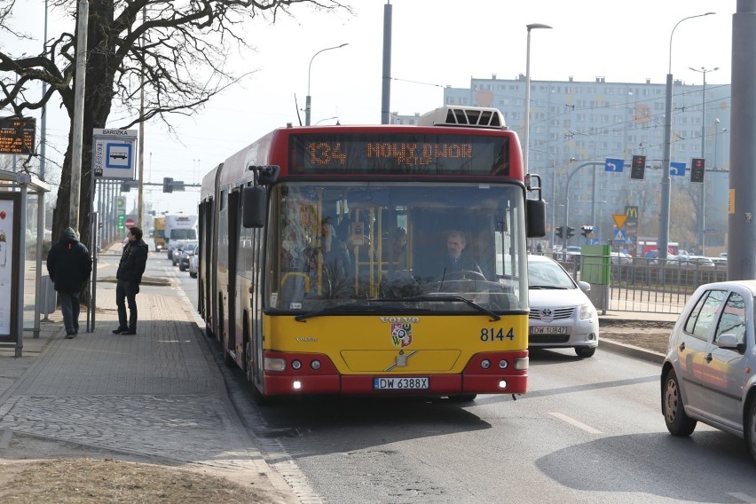 Wrocław. Na przystankach chaos, bo zaszły zmiany w rozkładzie jazdy MPK                                                 