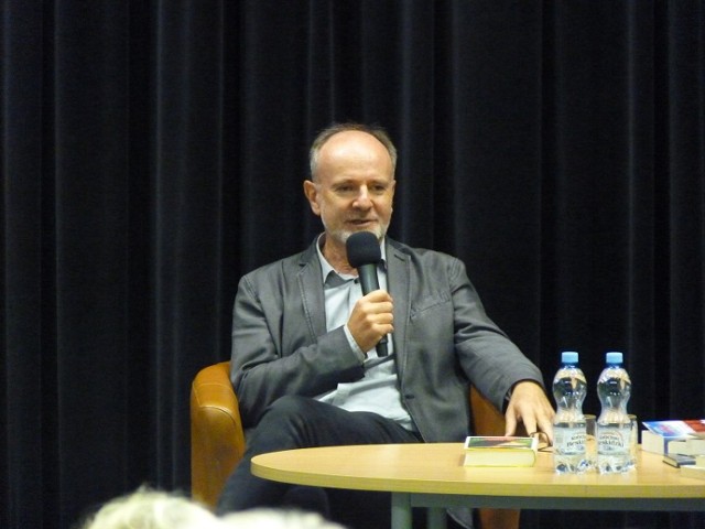 Marek Bieńczyk podczas spotkania z czytelnikami w Koszalińskiej Bibliotece Publicznej