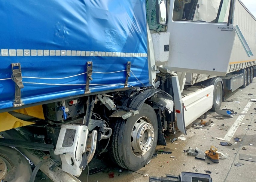 Groźny wypadek trzech ciężarówek na A4 pod Wrocławiem [ZDJĘCIA]