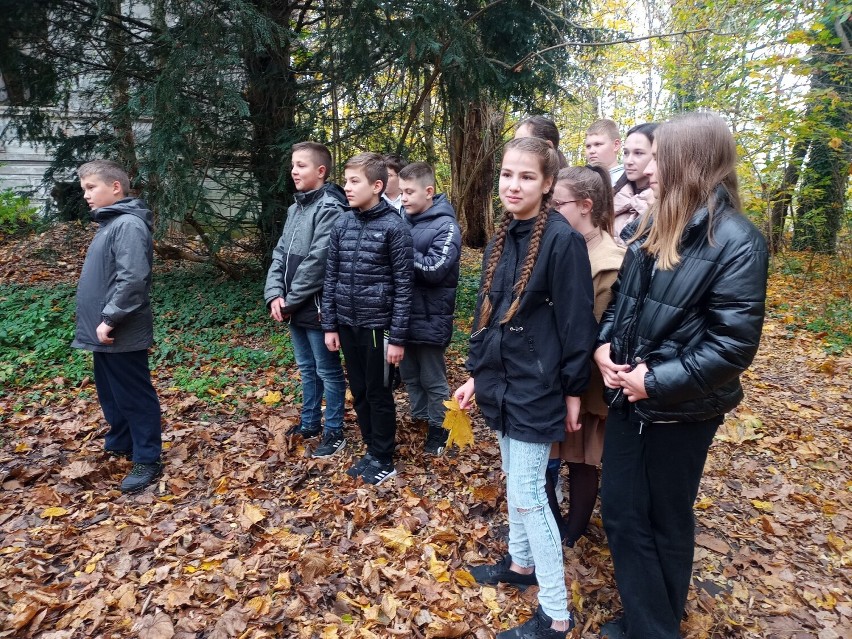 Uczniowie szkoły w Stradomi Wierzchniej odwiedzili ruiny pałacu