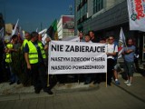 Górnicy protestują w Poznaniu. Na Dąbrowskiego jest bardzo głośno [ZDJĘCIA]