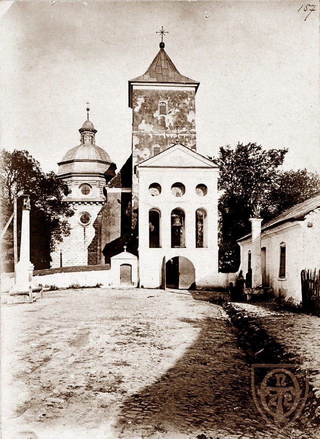Pierwsze wzmianki o kościele świętego Bartłomieja w Staszowie pojawiły się na początku XII wieku. W 1241 drewniana świątynia została spalona przez Tatarów i odbudowano ją dopiero ponad 100 lat później, już murowaną. Zobaczcie, jak zmieniał się ten obiekt na przestrzeni lat. Na zdjęciu kościół w 1905 rok; autor: Wiesław Smyk