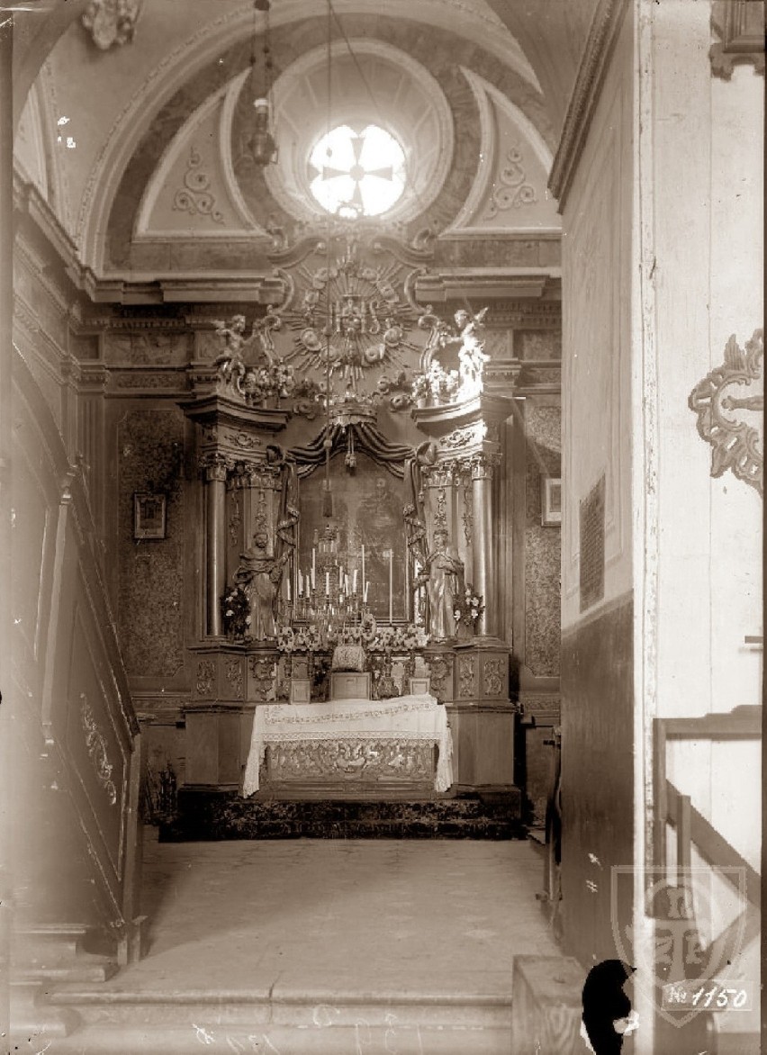 Wnętrze kościoła w 1905 roku; autor: Wiesław Smyk