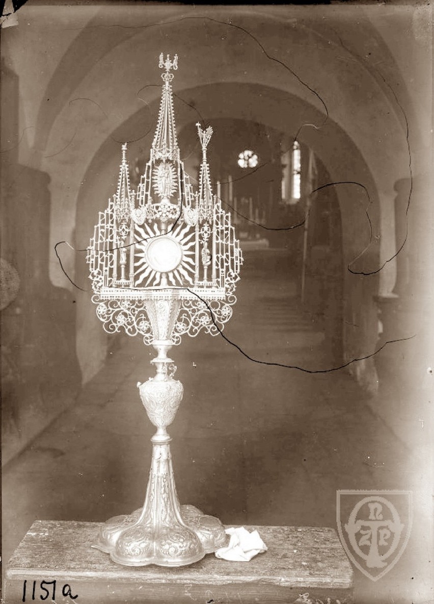 Wnętrze kościoła w 1905 roku; autor: Wiesław Smyk