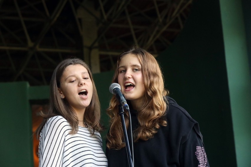 Letnie Granie w Legnicy. Koncert harcerskiego zespołu "Chwila refleksji"