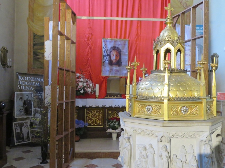 W bazylice znajdują się relikwie: św. Jana Pawła II, św....