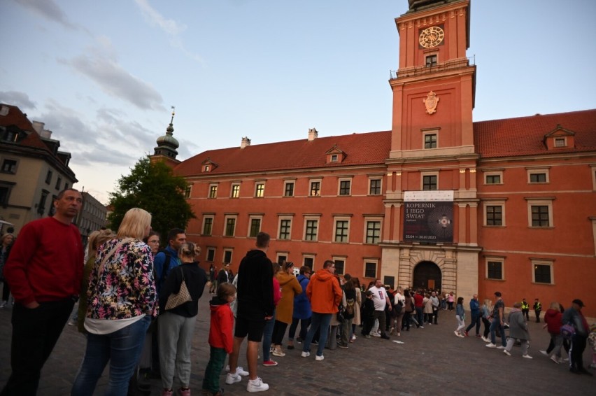 Przed stołecznymi muzeami i różnego rodzaju instytucjami...