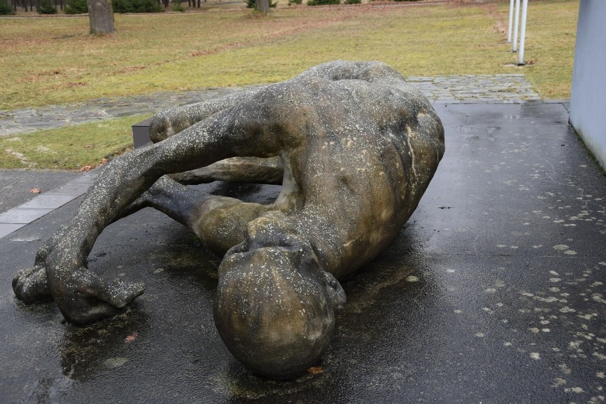 Czy pomnik ofiar Stalagu odzwierciedla los jeńców?