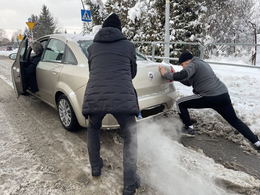 Ul. Warszawska w Rzeszowie w śniegu, przystanki na bocznych ulicach nadal zasypane [ZDJĘCIA]
