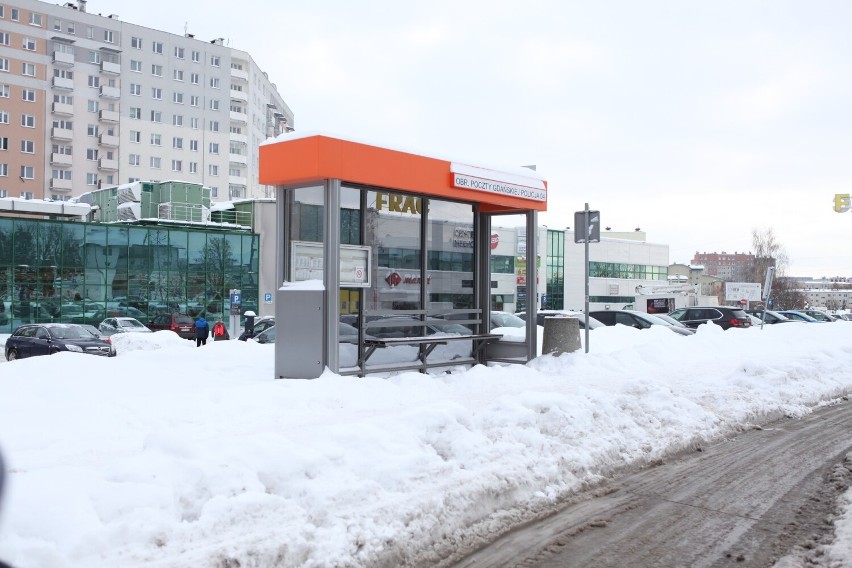 Ul. Warszawska w Rzeszowie w śniegu, przystanki na bocznych ulicach nadal zasypane [ZDJĘCIA]