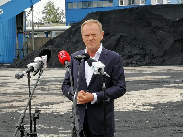 Donald Tusk podczas konferencji na terenie Miejskiej Energetyki Cieplnej