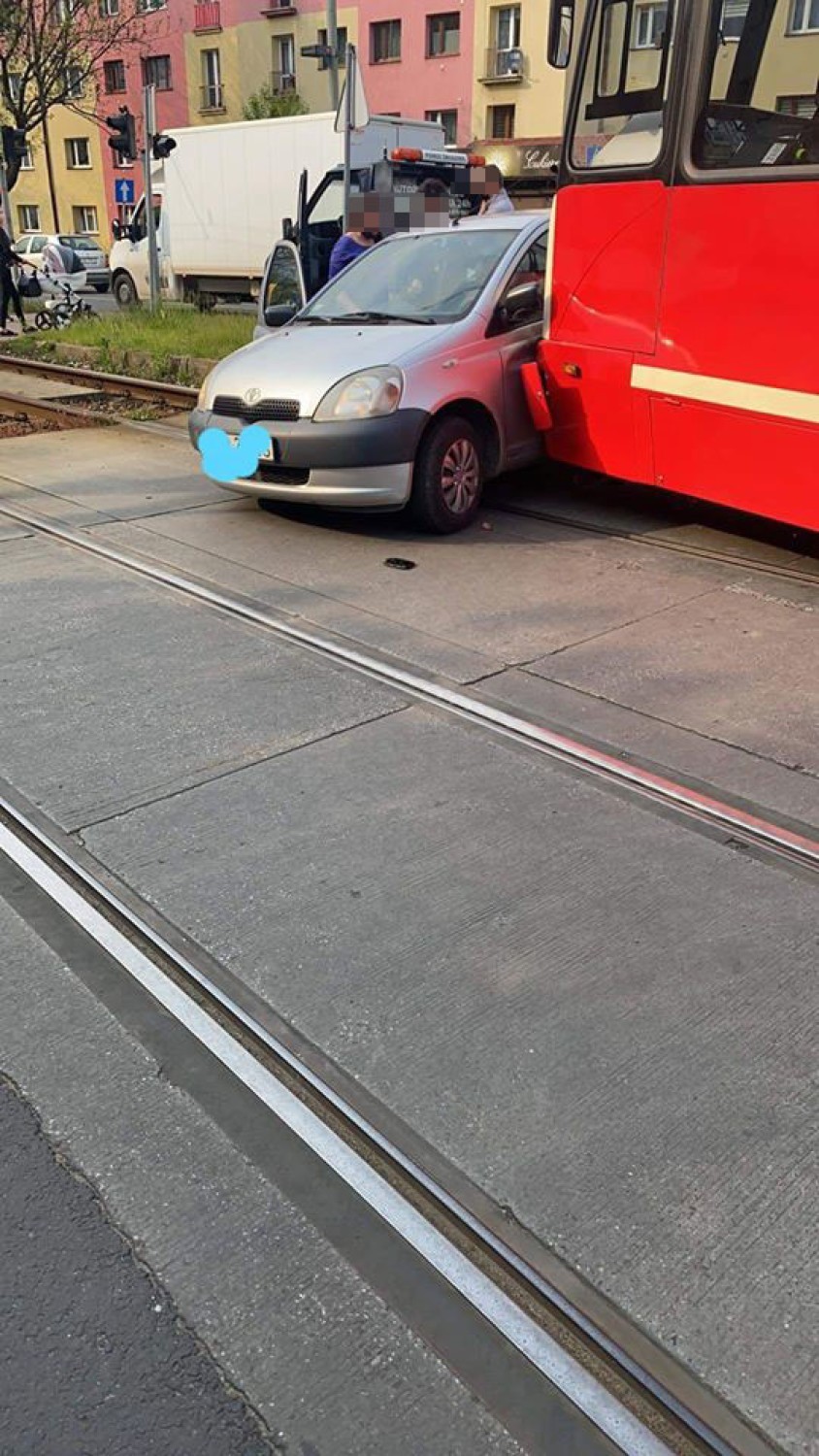 Samochód zderzył się z tramwajem w centrum Dąbrowy Górniczej