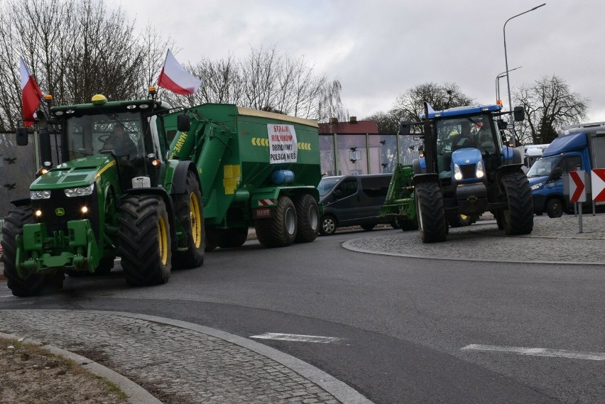 Trwa ogólnopolski protest rolników. W Człuchowie ponad 100 ciągników wyruszyło na ulicę, utrudnienia potrwają do 18.00