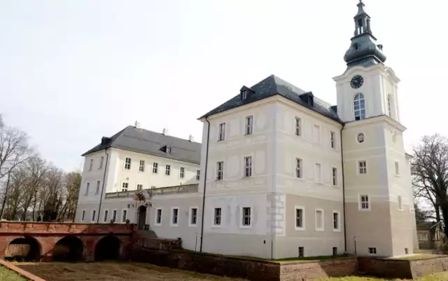 Pałac w Zaborze i wnętrza sali kryształowej, która zostanie odnowiona do końca października 2017 roku.