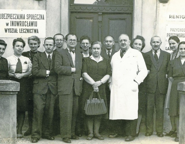 Wiosną 1945 r. Wacław Skonieczny wrócił do Inowrocławia. Tu, na zdjęciu przed Ubezpieczalnią Społeczną przy al. Sienkiewicza, stoi szósty od lewej.