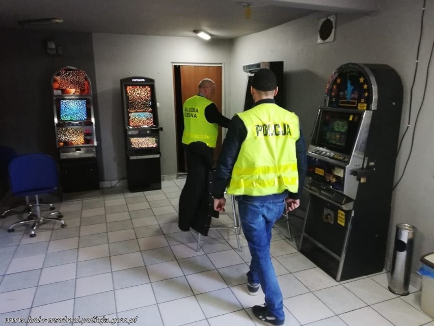 Salon z nielegalnymi automatami do gier zlikwidowali koluszkowscy policjanci
