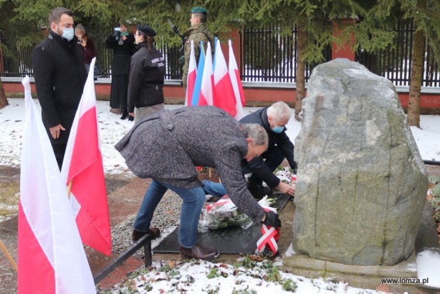 kwiaty przed pomnikiem Bohaterów Powstania Styczniowego złożyli m.in. przedstawiciele władz Łomży