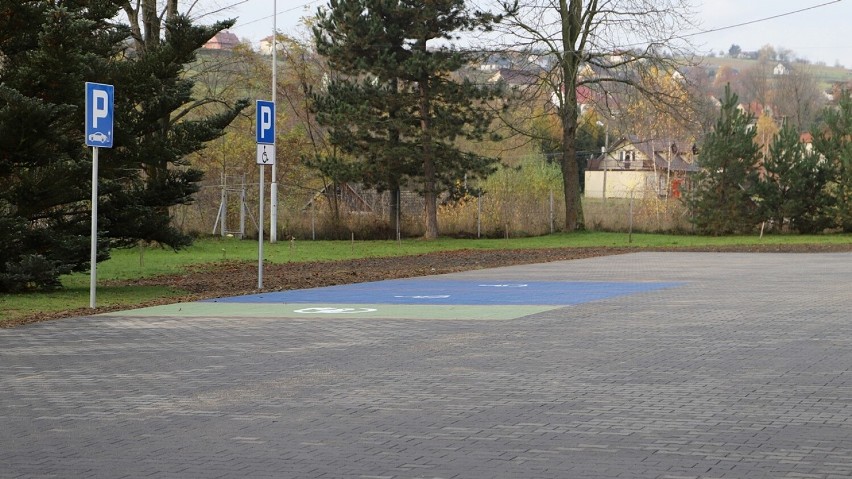 Nowy parking przy szkole w Pisarzowej