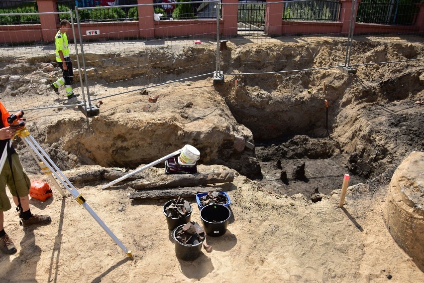 Archeolodzy na przebudowie ulicy 700-lecia w Żninie. Prace zostały wstrzymane 
