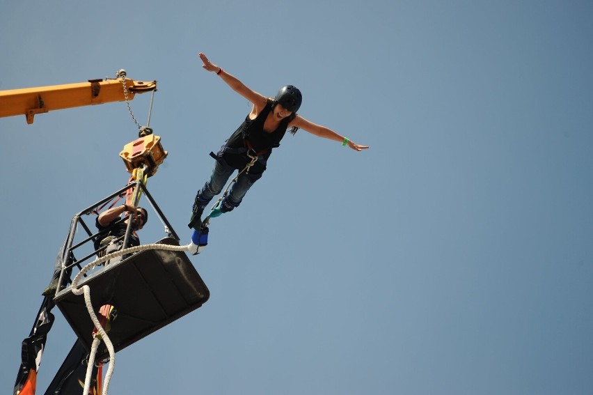 Skoki na bungee czy ze spadochronem to jeden ze sposobów na...