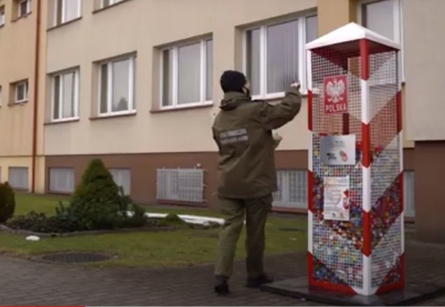 Pojemnik w kształcie słupa granicznego, na plastikowe nakrętki, stanął przed komendą Bieszczadzkiego Oddziału Straży Granicznej w Przemyślu.