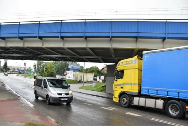 Wiadukt to wąskie gardło na poszerzonej ulicy Lwowskiej.