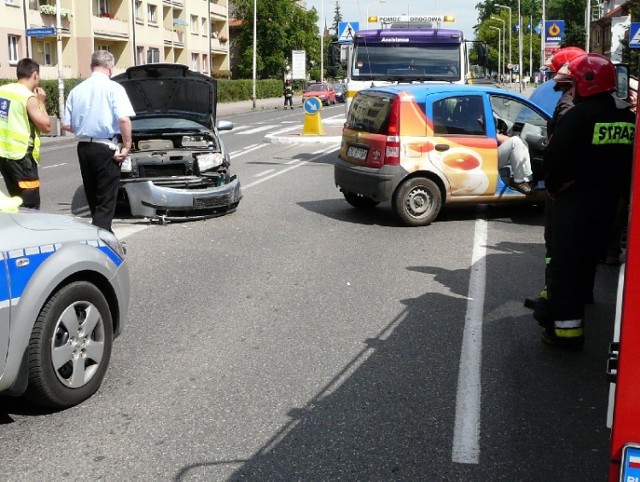 Auto, w którym jechało pięć osób (z lewej), zderzyło się z wyjeżdżającym z podporządkowanej ulicy Bohaterów Westerplatte fiatem. Ucierpiały osoby, w tym dzieci, ze skody.
