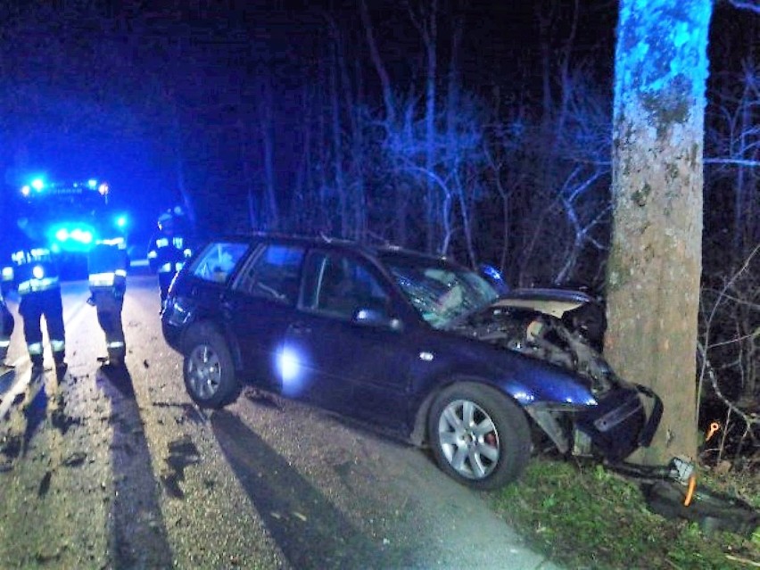 Volkswagen Golf uderzył w przydrożne drzewo