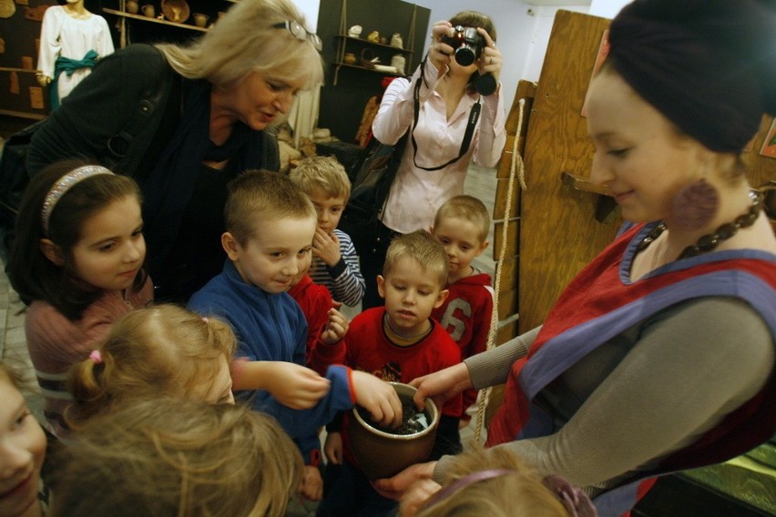 Przedszkolaki piekły pierniki w Legnicy (FOTO)