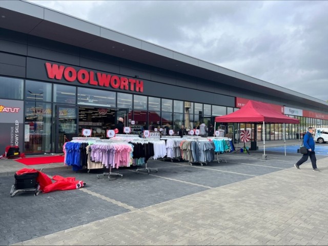 Otwarcie pierwszego Woolworth w Polsce