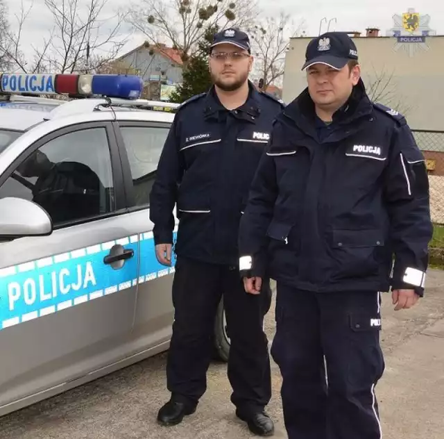 Ci policjanci: st. sierż. Zbigniew Wiewiórka (po lewej) i sierż. sztab. Paweł Cieśniewski - wyprowadzili mężczyznę z zadymionego mieszkania.