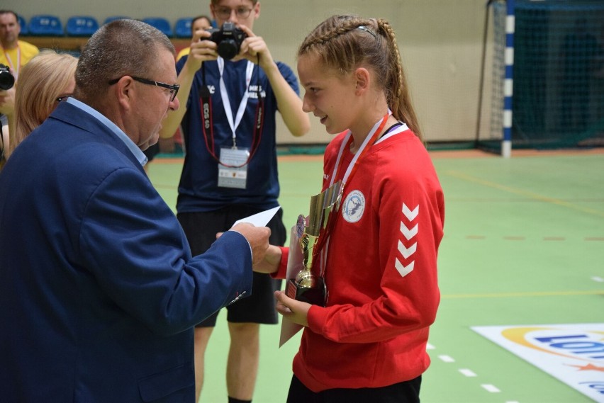 Ogólnopolska Olimpiada Młodzieży. W Wieluniu rywalizowały najlepsze piłkarki ręczne do lat 15 ZDJĘCIA  