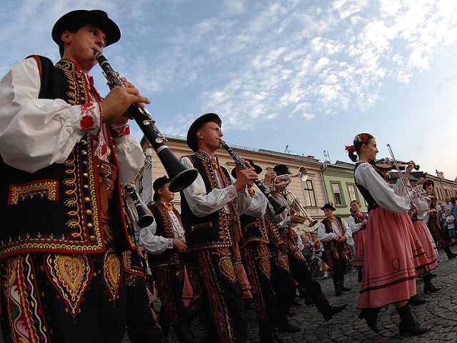 W tegorocznym spotkaniu „Dzieci Gór” zaprezentuje się prawie 500 młodych ludzi z Chorwacji, Grecji, Gruzji, Węgier, Martyniki, Austrii i Polski. Od poniedziałku zespoły będą tańczyć na nowosądeckim rynku i w hali widowiskowej.