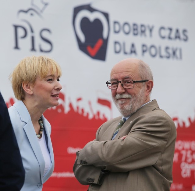 Jacek Świat poseł PiS. Wartość majątku: 927 tys. zł.

Daleko mu co prawda do podium, ale warto podkreślić, że spośród posłów z Wrocławia, najwięcej zgromadził w papierach wartościowych, czyli akcjach, obligacjach i w funduszach inwestycyjnych. Ich wartość to - jak podliczyliśmy - ponad 440 tys. zł. Do tego trzeba dodać 65 tys. zł w gotówce na koncie, mieszkanie warte 360 tys. zł oraz Peugeota 2008 za 50 tys. zł. On też należy do tych posłów, których majątek urósł od 2015 roku. Wtedy jego wartość sięgała 867 tys. zł, ale po drodze zaciągnął kredyt. Do spłacenia ma teraz 36 tys. zł.