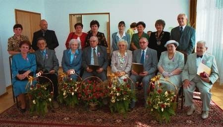 Jubilatom w czasie uroczystości towarzyszyły rodziny. Na zdj. (od lewej siedzą) - Alicja i Józef Sterlingowie, Maria i Franciszek Kalinowscy, Hildegarda i Bernard Templer, Irena i Wiktor Stantejscy.