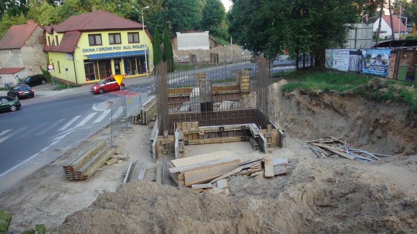 Budowa kładki rowerowej przy ul. Sikorskiego [ZDJĘCIA]