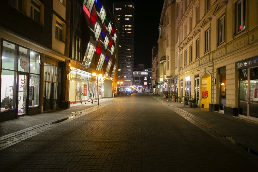 Jak Warszawa przygotowywała się na nadejście pandemii? Puste półki sklepowe i wyludnione ulice. Tak było rok temu