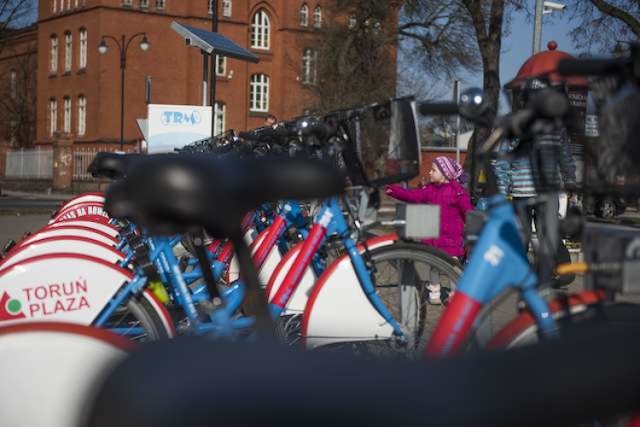 Próbę kradzieży roweru miejskiego zarejestrowały kamery monitoringu