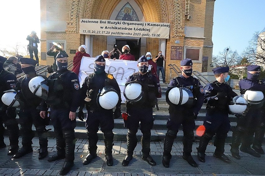 Awantura na mszy w katedrze w Łodzi. W niedzielę znów był protest przeciwko wyrokowi Trybunału Konstytucyjnego