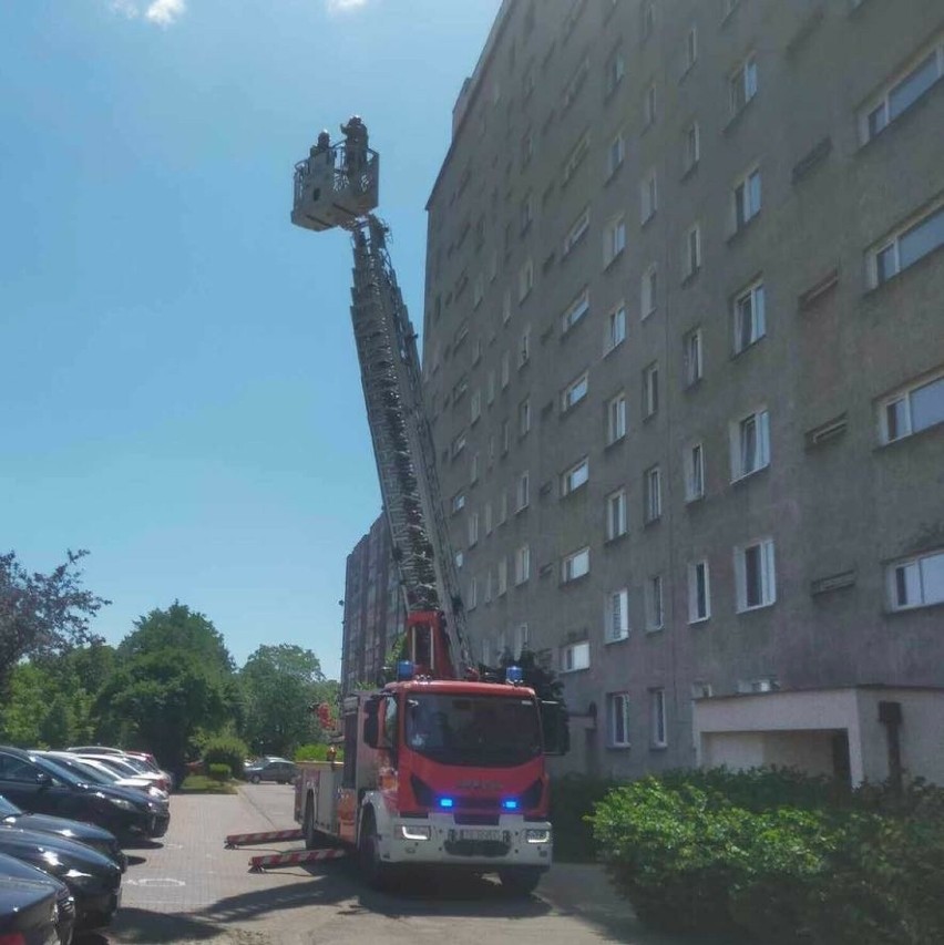 Trójka nastolatków spacerowała przy krawędzi dachu wieżowca na osiedlu Słonecznym w Ostrowcu. Strażacy ściągnęli ich na dół