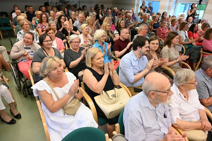 Mnóstwo osób na spotkaniu z Andrzejem Sewerynem w Kielcach. Aktor oczarował słuchaczy. Zobacz zdjęcia 